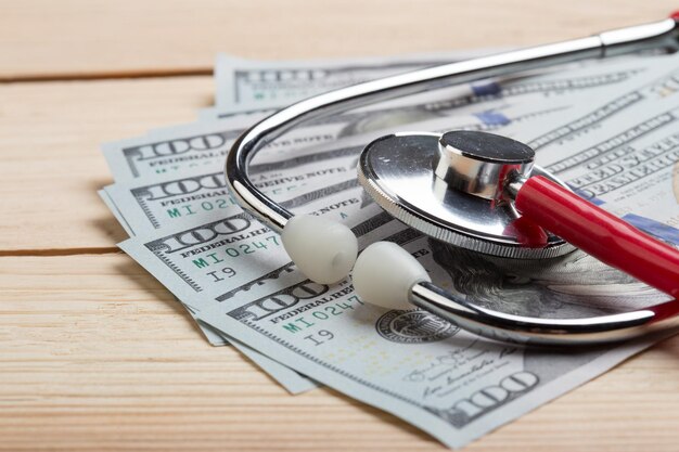 Photo doctors medical stethoscope on money background healthcare expensive concept