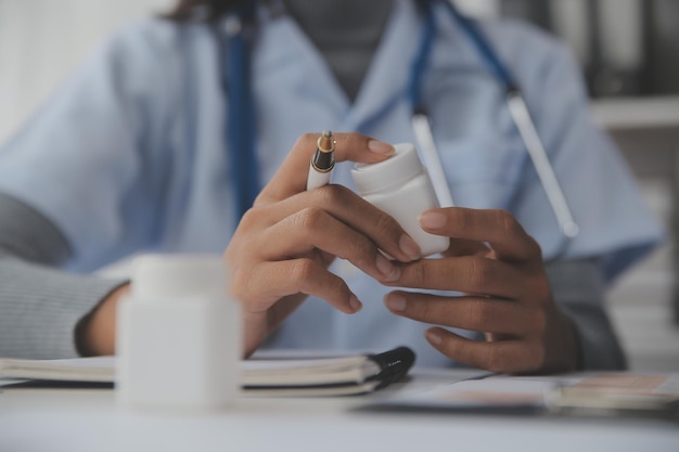 Foto medici infermieri o laptop durante il lavoro di squadra notturno, ricerca medica o pianificazione di interventi chirurgici in un ospedale del benessere parlare di pensiero o donne sanitarie sulla tecnologia per aiuto alla collaborazione o app di assicurazione sulla vita