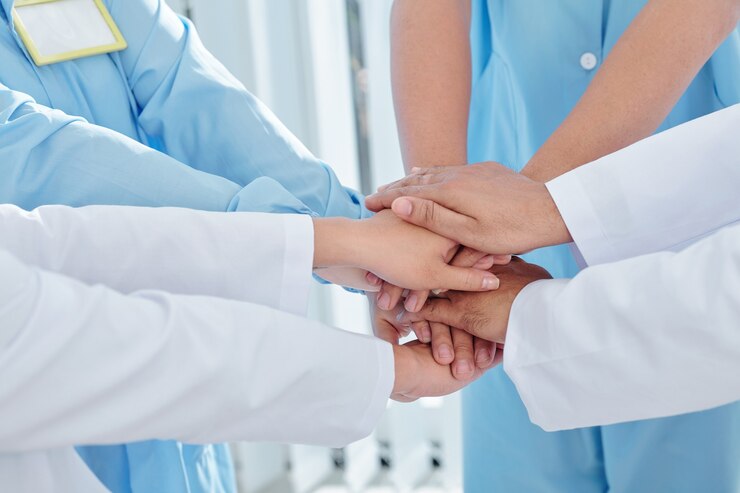 Photo doctors and nurses stacking hands