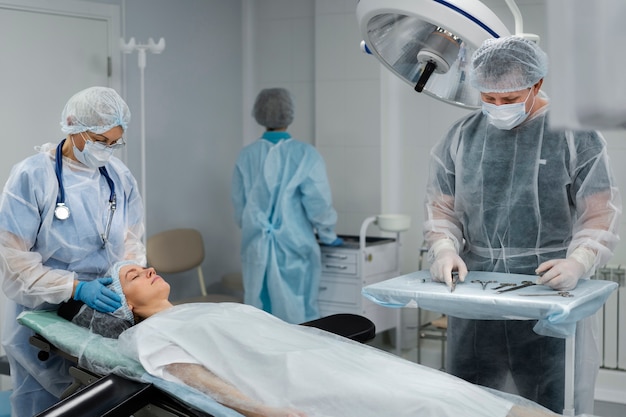 Foto medici e paziente in sala operatoria