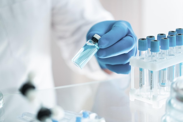 医師または科学者、科学者は、COVID-19、実験室実験用のチューブとワクチンを保持しています。