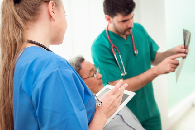 Foto medici che mostrano un'immagine a raggi x a un paziente in ospedale