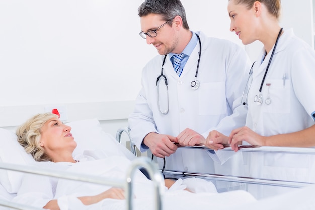 Doctors visiting a female patient in the hospital