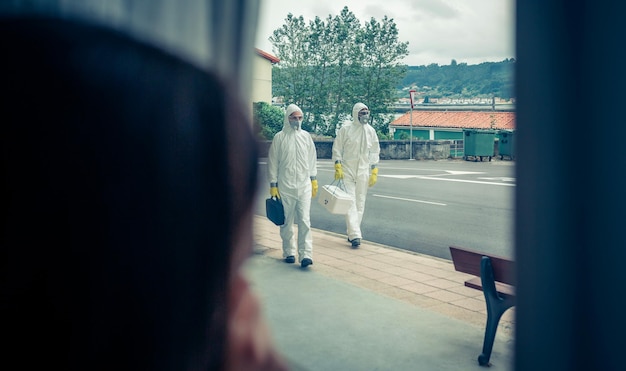 Foto medici che camminano sul marciapiede in città