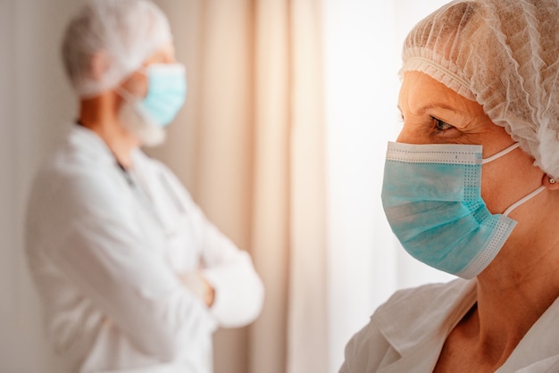 I medici con la mascherina pensano di essere pronti a lavorare