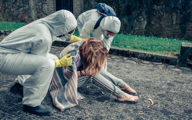 Foto medici che avvolgono un paziente con una coperta in ospedale