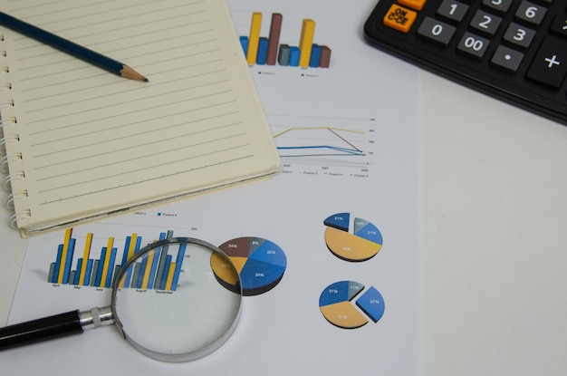 Document Financiën rapport papier datum grafiek diagram investering en pen vergrootglas Business accounting economie informatie concept