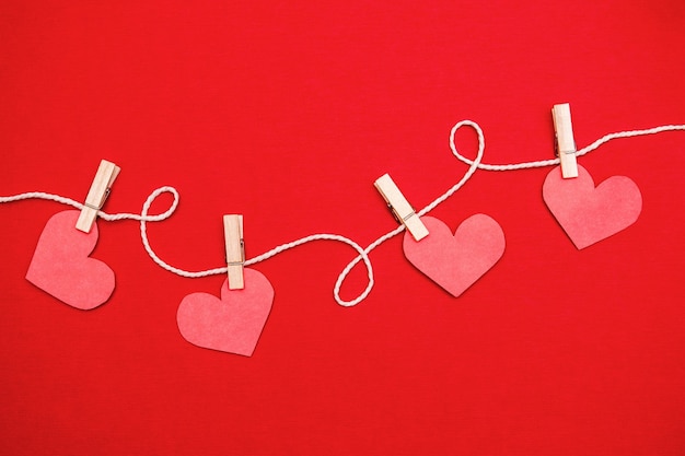 Foto document harten die op rood hangen. valentijnsdag plat