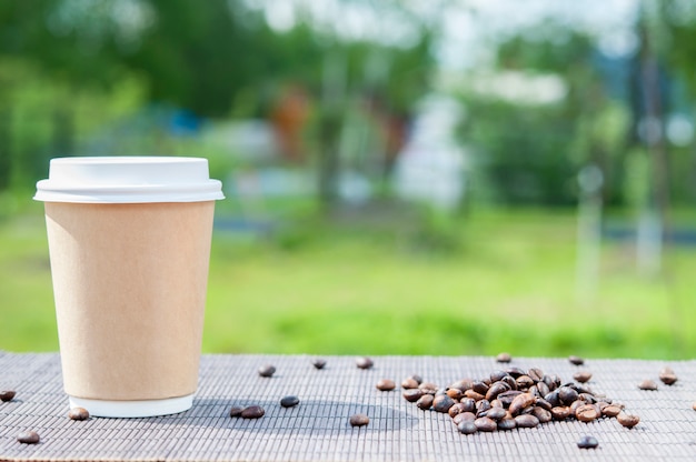 Document koffiekop op de achtergrond van aard en koffiebonen.