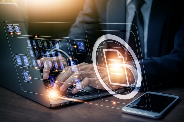 Концепция управления документами Бизнесмен, использующий компьютер для концепции управления документами, база данных онлайн-документации и система хранения цифровых файлов или программное обеспечение, хранящее технологию базы данных