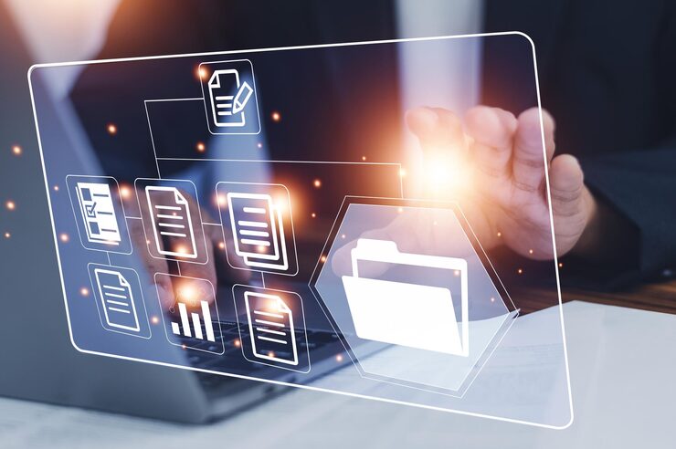 Photo 文件管理概念 企业家使用计算机进行文件管理概念在线文档数据库和数字文件存储系统或软件记录保存数据库技术