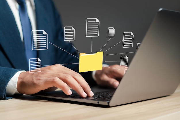 Document management systeem technologie concept zakenman met behulp van laptop met database op computer om bestanden op te slaan document gegevens digitaal bestand opslagproces met beveiliging en informatietechnologie