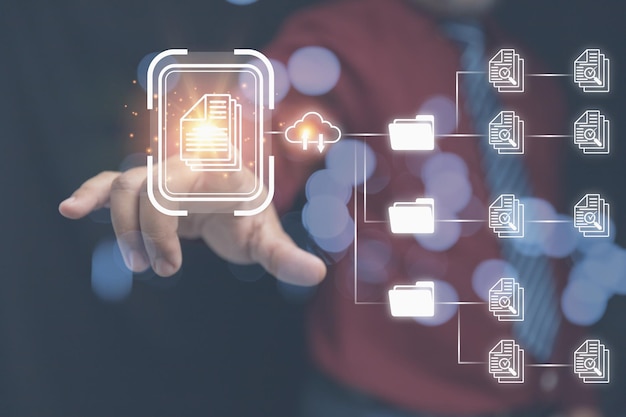 ドキュメント管理システム 仮想オンライン アイコンに触れるビジネスマン 社内のファイルの知識とドキュメントを管理するためのデータベースとプロセスの自動化