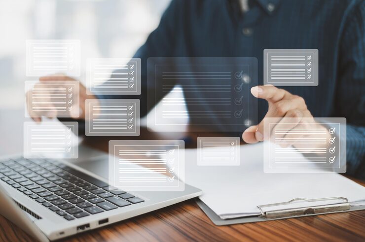 Photo 효율적인 보관 및 회사 데이터를 위해 파일 온라인 문서 데이터베이스를 검색하고 관리하는 컴퓨터 폴더 및 문서 아이콘 소프트웨어를 사용하는 문서 관리 시스템 개념 사업가