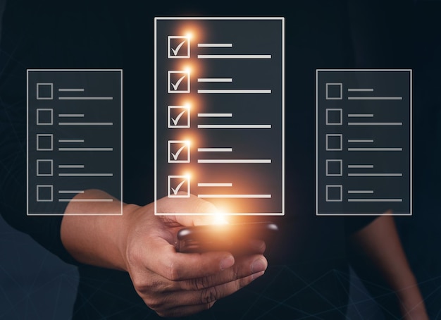 Foto sistema di gestione dei documenti dms dispositivo digitale touch dell'uomo d'affari archiviazione di informazioni sui dati personali database online database e automazione dei processi per gestire in modo efficiente i file