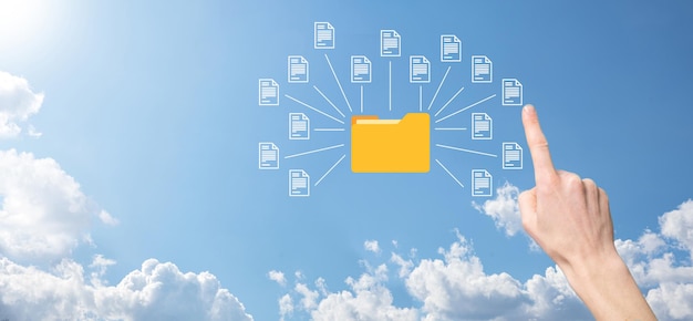ドキュメント管理システムDMS。ビジネスマンはフォルダとドキュメントアイコンを保持します。企業のファイルと情報をアーカイブ、検索、管理するためのソフトウェア。インターネット技術の概念。デジタルセキュリティ。