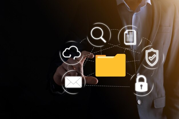 ドキュメント管理システムDMSビジネスマンはフォルダとドキュメントアイコンを保持します企業のファイルと情報をアーカイブ検索および管理するためのソフトウェアインターネットテクノロジーコンセプトデジタルセキュリティ