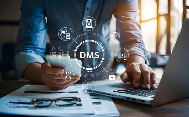 Document Management System DMS-concept zakenman die laptop en smartphone gebruikt op kantoor en ervoor kiest om digitaal verbeterde beelden te analyseren