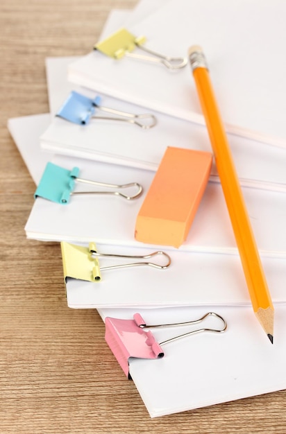 Documenten met bindclips op houten tafel