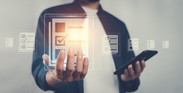 Documentenbeheerinformatiesysteemconcept Zakenman die visueel scherminternet gebruikt voor Documentenbeheerinformatiesysteem en ERP-programmagegevensmap in ERP-documentbeheer van het bedrijf
