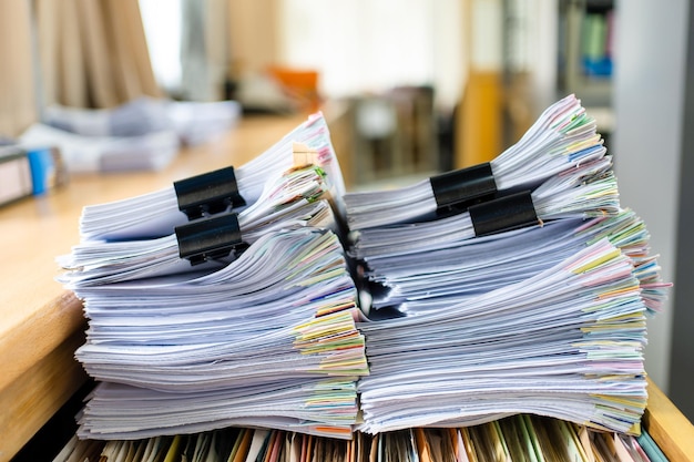 문서는 작업 책상 홈 오피스에서 정보 검색을 위한 종이 파일을 달성