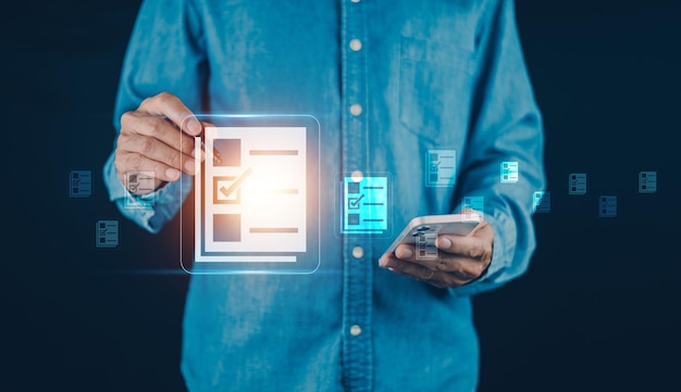 문서 관리 정보 시스템 개념 회사 ERP 문서 관리에서 문서 관리 정보 시스템 및 ERP 프로그램 데이터 디렉토리를 위해 시각적 화면 인터넷을 사용하는 사업가