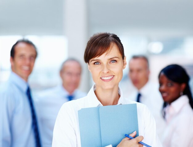 Foto documenti squadra e ritratto di donna d'affari per la collaborazione leadership e pianificazione azienda lavoratrice aziendale e volto di dipendente felice con rapporto per la riunione revisione del feedback e lavoro di squadra