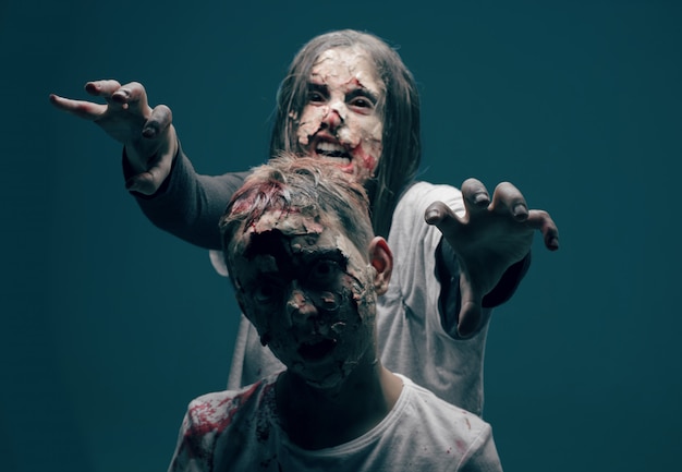 Foto dode vrouw en jongenszombies. horror halloween-concept