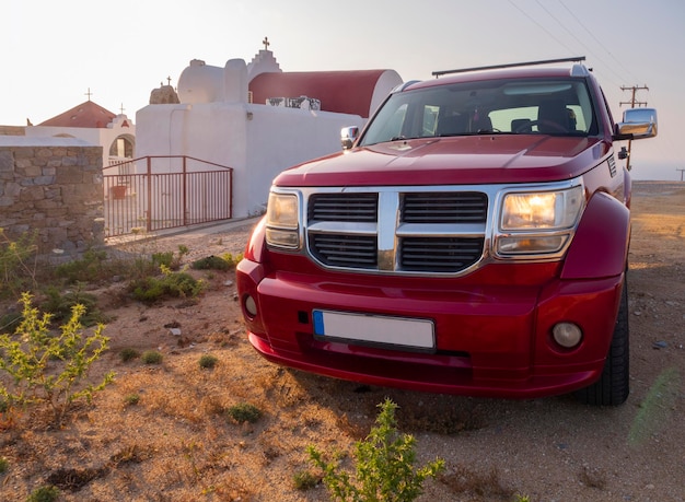 Dodge Nitro staat bij de kerk van Mykonos, een eiland in Griekenland