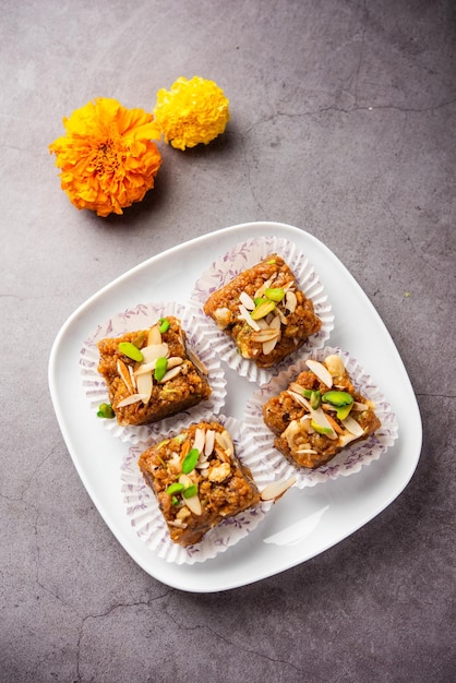 Dodha Barfi または Doda Burfi は伝統的なインドのお菓子で、ザラザラした歯ごたえのある食感です。