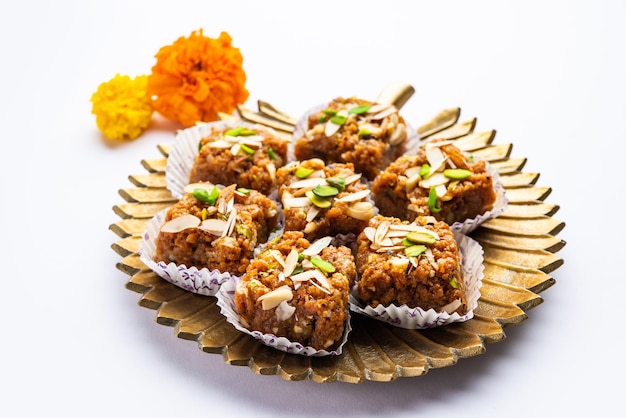 Dodha Barfi または Doda Burfi は伝統的なインドのお菓子で、ザラザラした歯ごたえのある食感です。