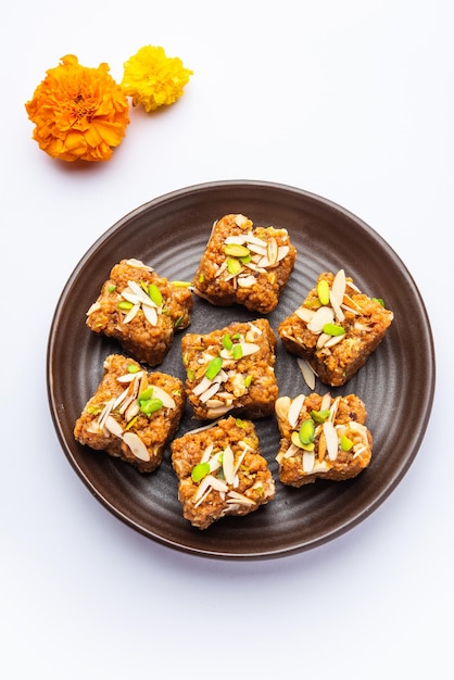 Dodha Barfi of Doda Burfi is een traditioneel Indiase snoep met een korrelige en kauwige textuur.