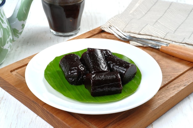 Dodol, is een Indonesische zoete snack, gemaakt van kleefrijstmeel, kokosmelk en suiker