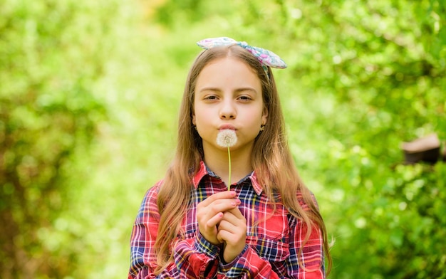 Doe een wens paardebloem Lente vakantie Vrouwendag klein meisje en met taraxacum bloem Natuurlijke schoonheid Jeugd geluk gelukkig kind houd blowball zomervakantie Rancho en land