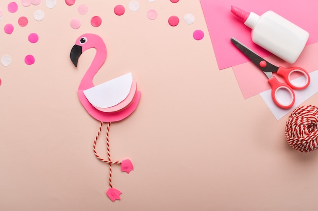 Doe-het-zelf. Roze flamingo voor kinderen van gekleurd papier. Gedetailleerde stap-voor-stap instructies.