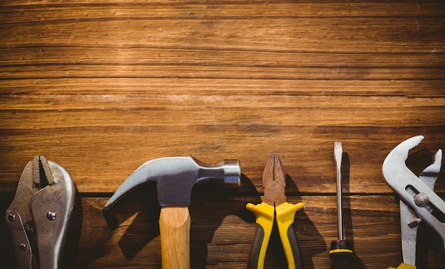 Doe-het-zelfgereedschap op tafel