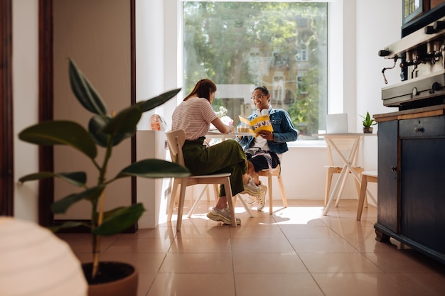 Foto doe met ons mee. opgetogen groepsgenoten die in café zitten terwijl ze zich voorbereiden op het examen