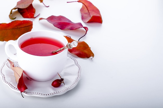 Tè della rosa canina - autunno sano della bevanda
