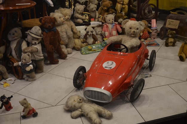 Foto cane seduto su una macchina giocattolo al mercato