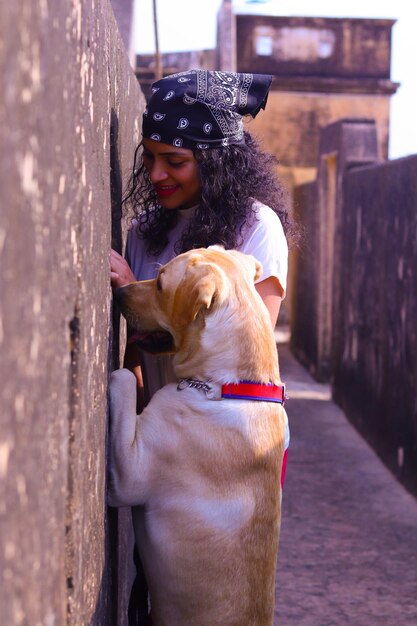 写真 犬が外で舌を伸ばしている