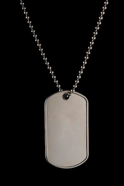 dog tag, militaire badge met ketting en geïsoleerd op zwarte achtergrond met ruimte voor tekst