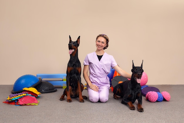 Addestramento del cane nel fitness club con allenatore femminile