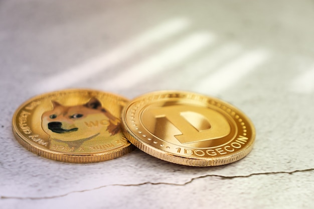 Foto dogecoins op een lichte achtergrond onder de stralen van de zon in close-up, gouden munten, cryptocurrency