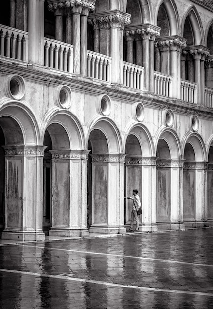 Dogenpaleis of Palazzo Ducale in zwart-wit Het is de beroemde toeristische attractie van Venetië Oude gevel van het Dogenhuis