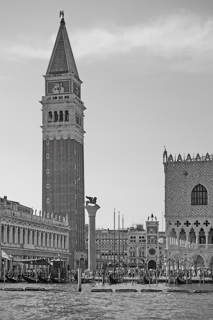 Il palazzo ducale e il campanile di venezia, italia. bianco e nero