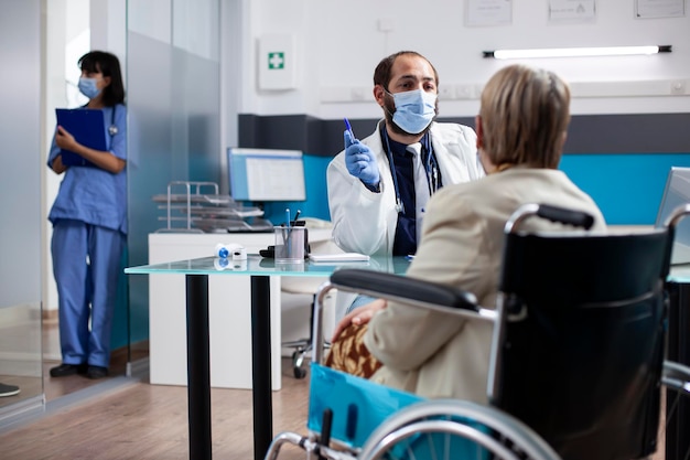 Dokter adviseert gepensioneerde rolstoelgebruikers
