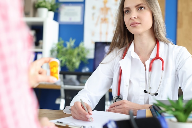 Foto dokter adviseert patiënt over medicatie-inname close-up