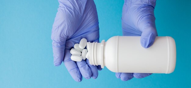 Dokter bedrijf holle hand vol pillen, van bovenaf bekijken