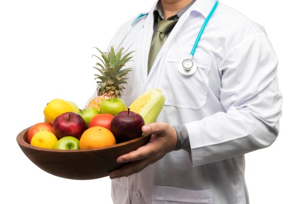 Dokter bedrijf mand assortiment verse groenten en fruit geïsoleerd op wit