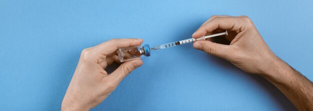 Dokter bereidt dosis covid19-vaccin voor